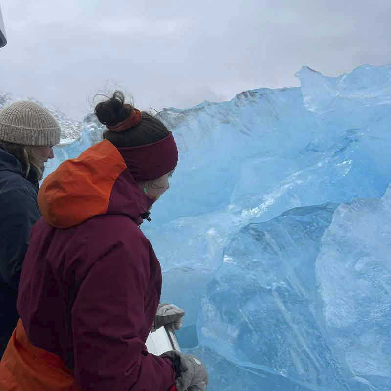 Isfjord tur isfjeld kvinde rør ved isfjeld