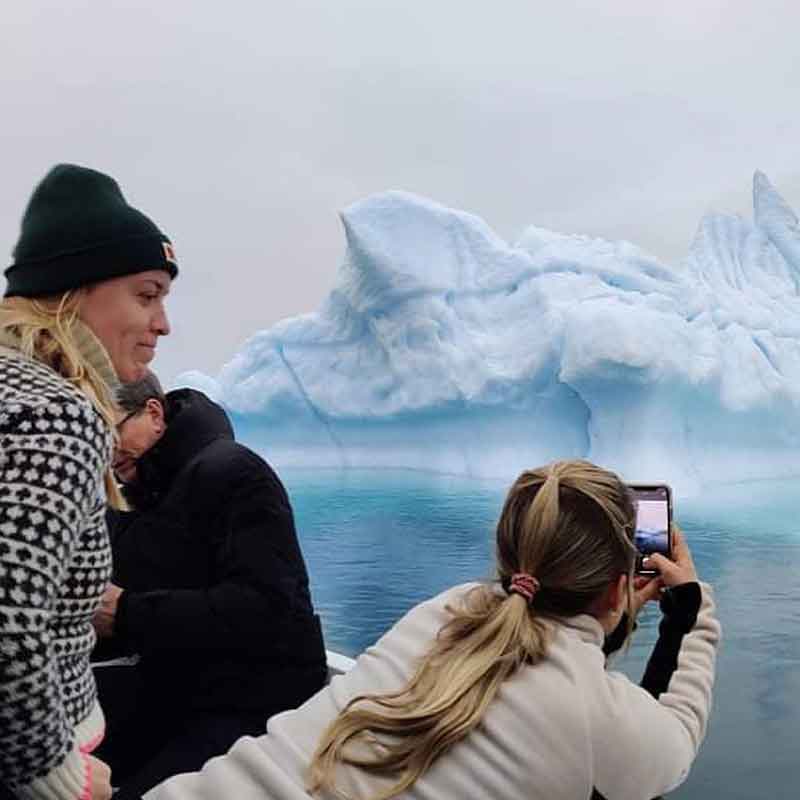 billede af to personer der tag billede af isbjerg